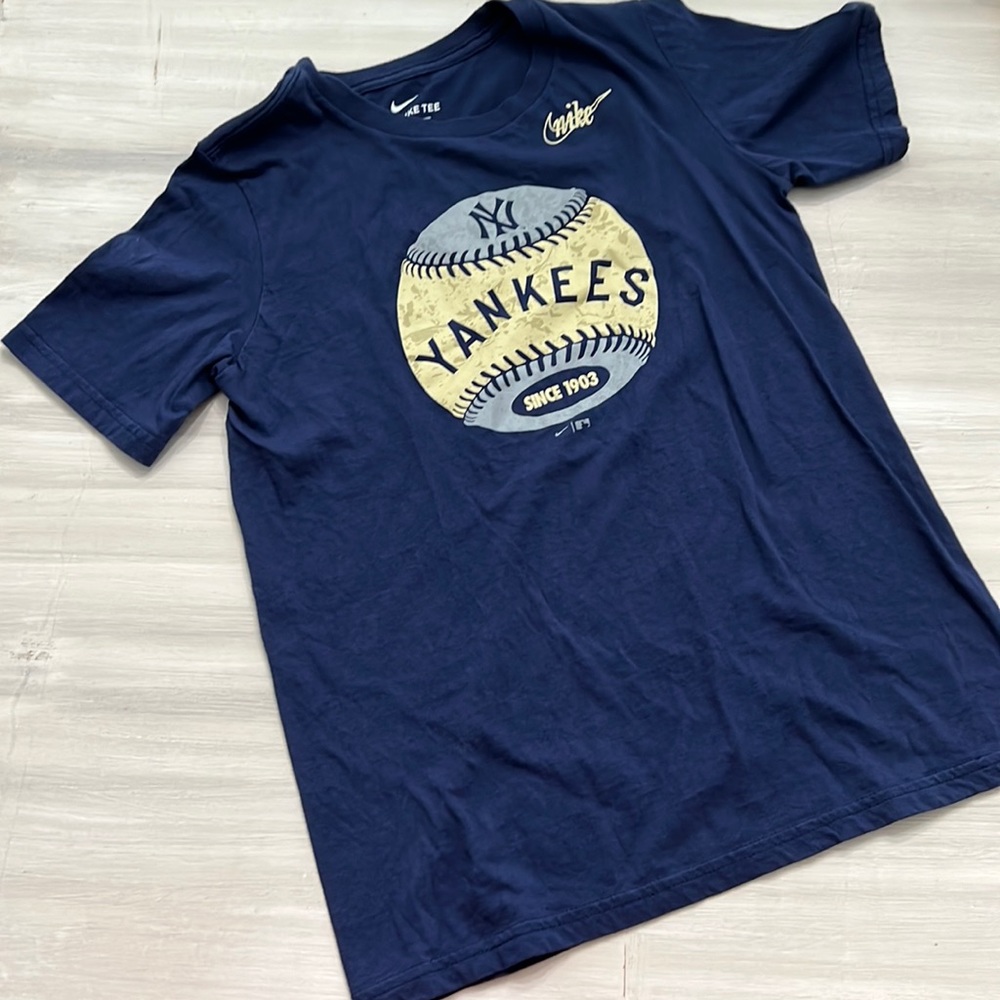 Like new Nike Yankees Tee Shirt